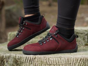 Trekové boty Realfoot Trekker low bordeaux na noze